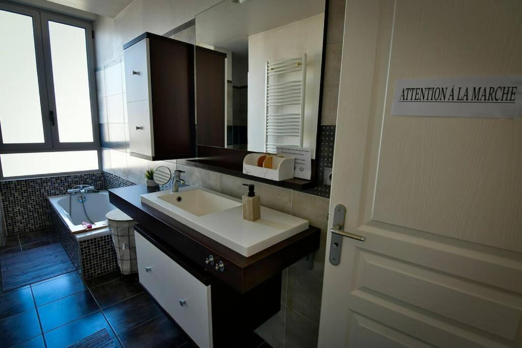 Grand Appartement De Haut Standing En Centre-Ville Монлюсон Екстер'єр фото